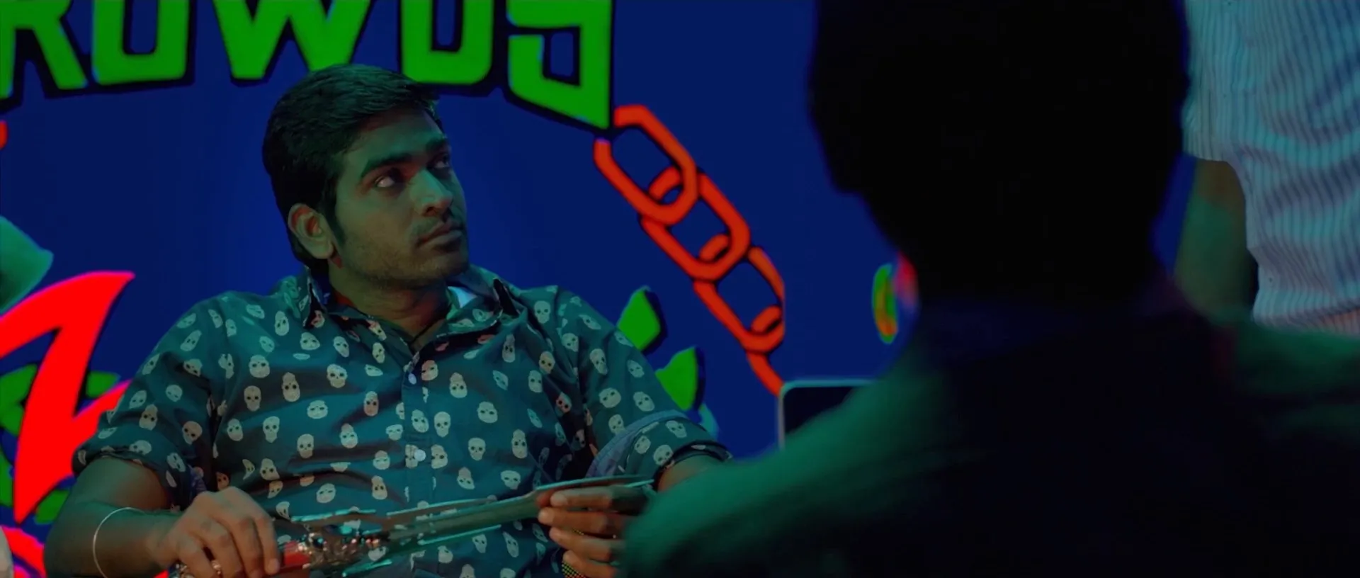 Naanum Rowdy Dhaan (2015) (Hindi -Tamil) Dual Audio 720p UnCut HDRip [1.4GB] Screenshot