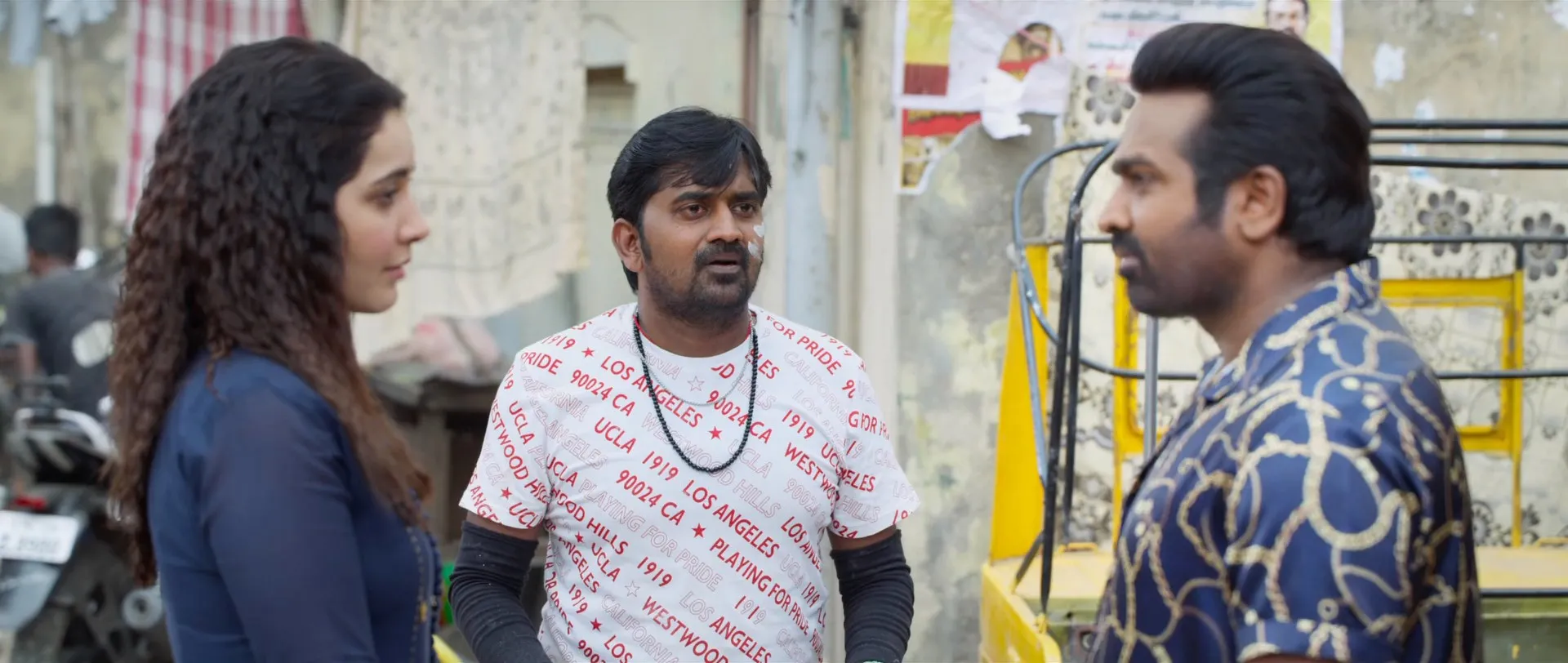 Tughlaq Durbar (2021) (Hindi – Tamil) Dual Audio UnCut HDRip 720p – 480p Screenshot