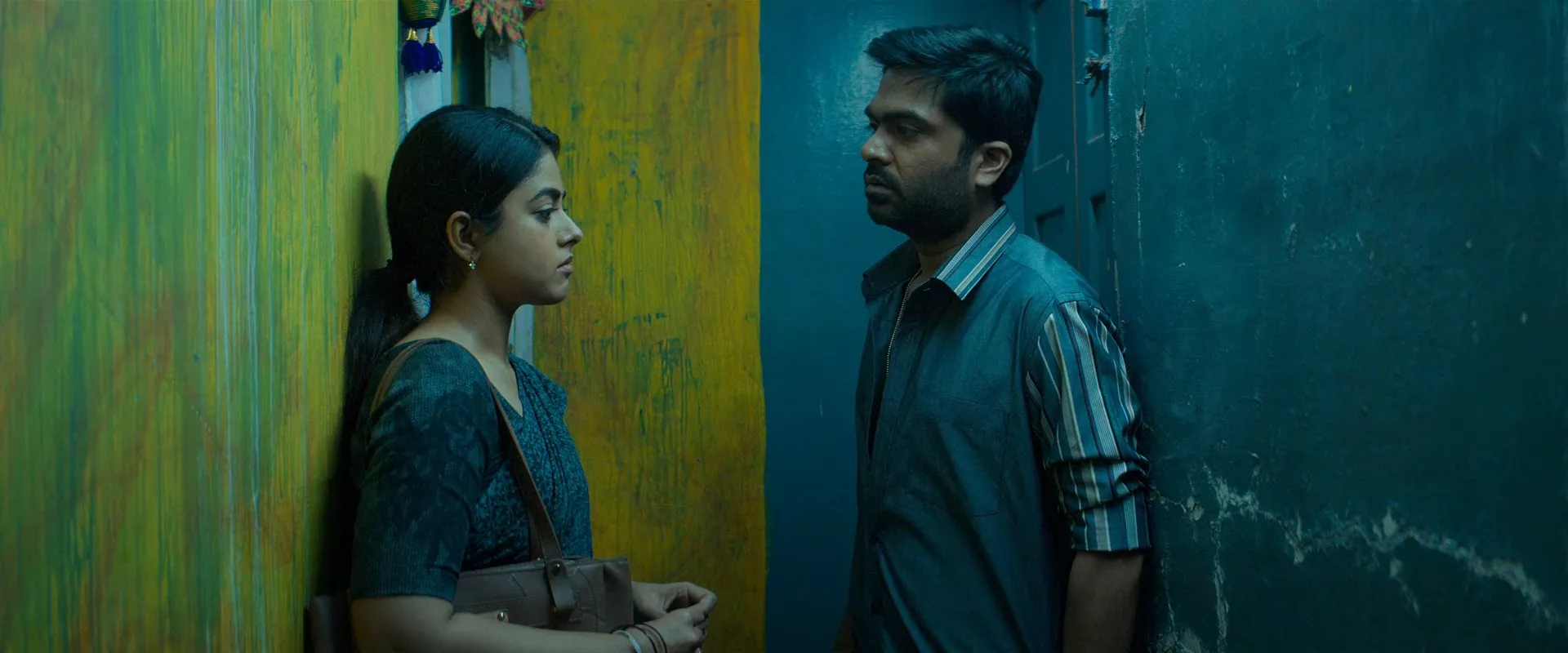 Vendhu Thanindhathu Kaadu 2022 Hindi Dual Audio WEB-DL 720p - 480p - 1080p Screenshot