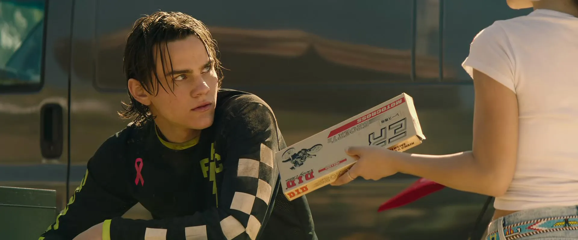 A-X-L (2018) Hindi Dual Audio 720p BluRay [1.1GB] Screenshot