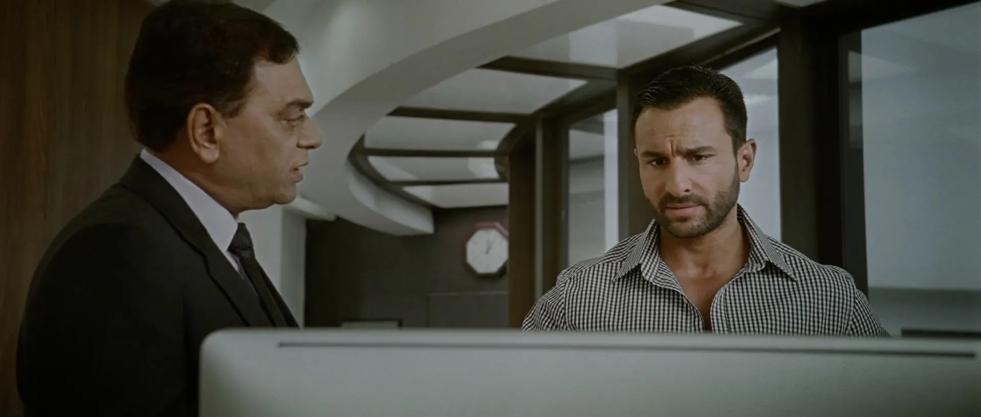 Agent Vinod 2012 Hindi Movie BluRay 720p Hevc [650MB] Screenshot