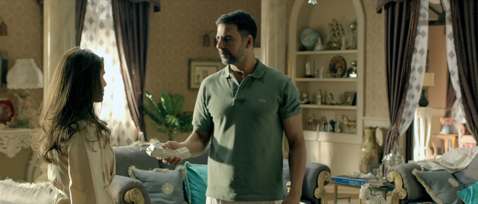 Airlift (2016) Full Movie BBRip 720p [950MB] Download Screenshot