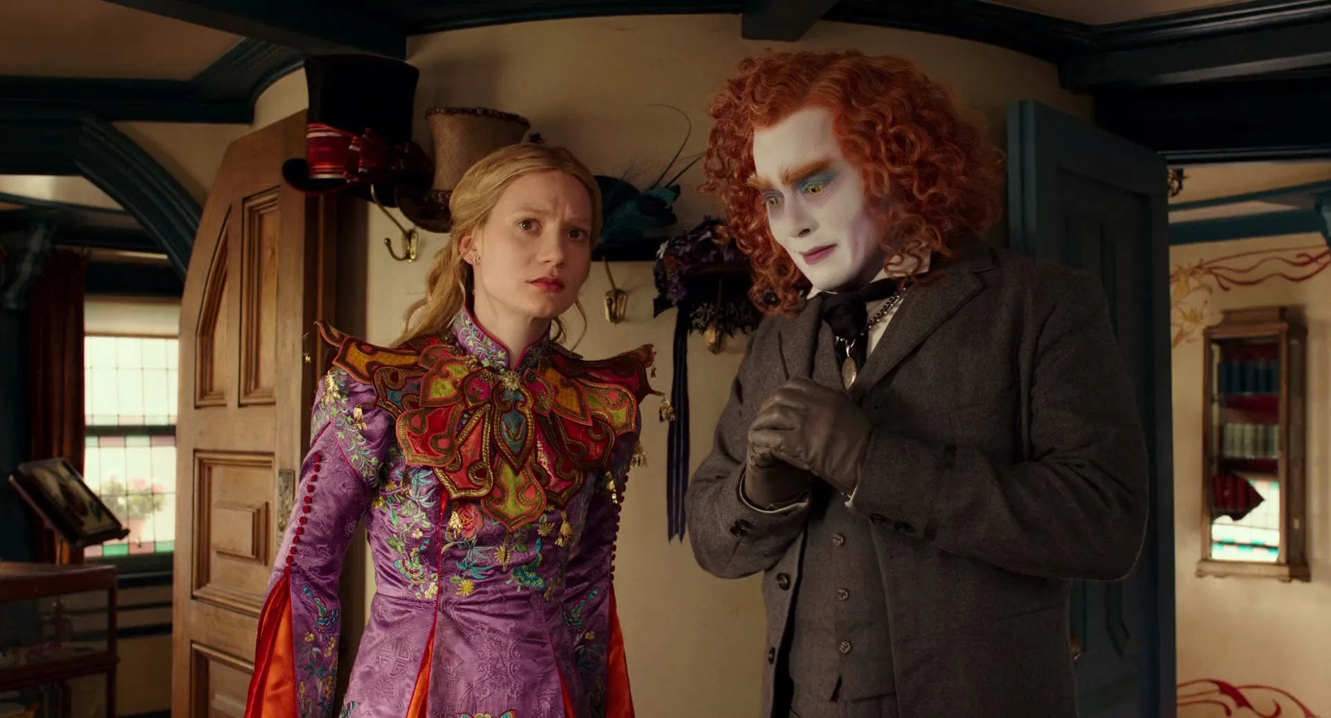 Alice Through the Looking Glass (2016) Hindi Dual Audio 720p BluRay [1.1GB] Screenshot