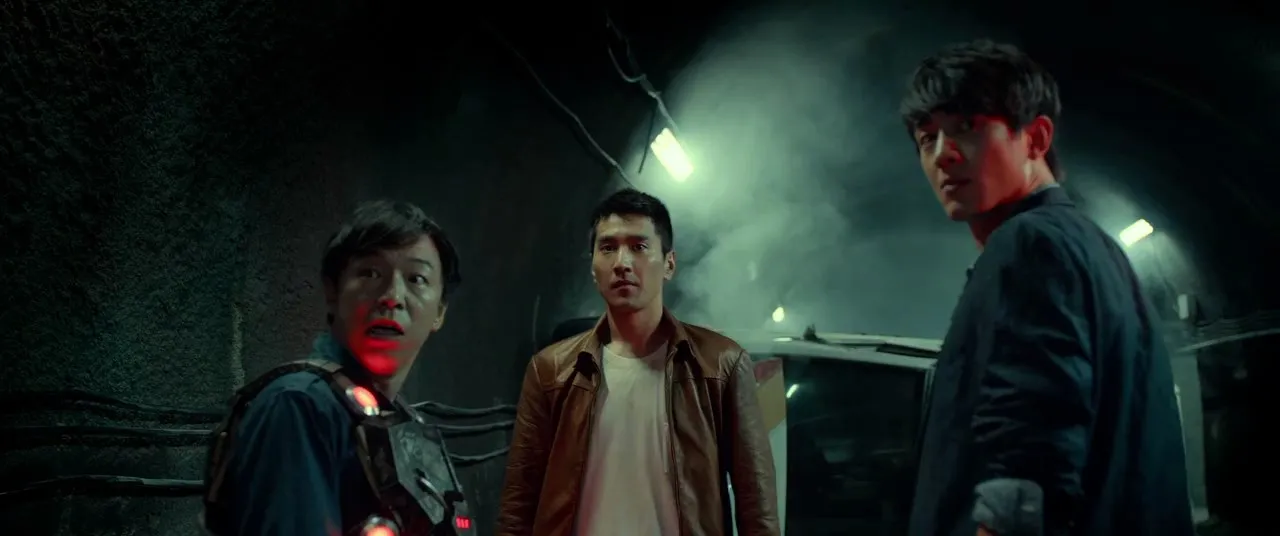 Black & White: The Dawn of Justice (2014) Dual Audio Hindi Full Movie 720p UnCut BRRip - 1GB Screenshot