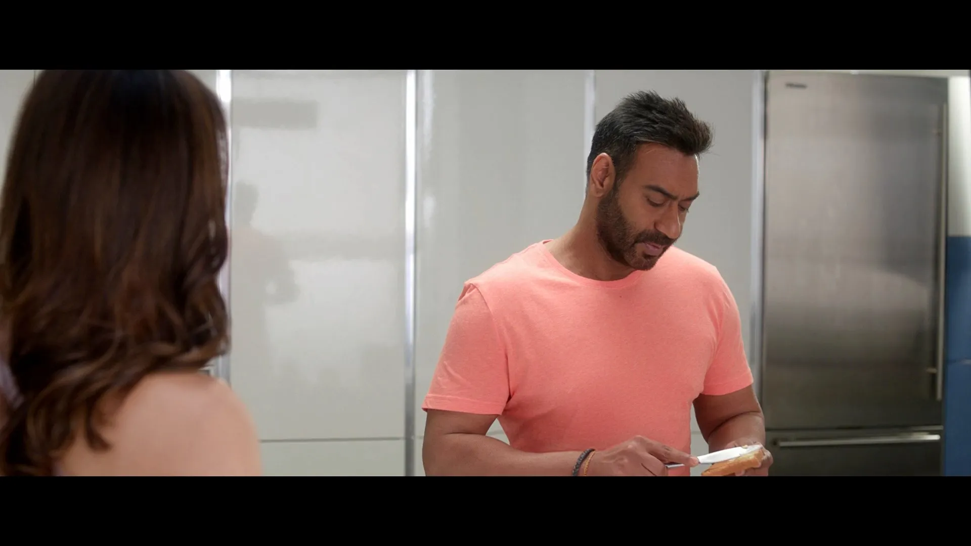 De De Pyaar De (2019) Hindi Movie 720p HDRip x264 [1GB] Screenshot