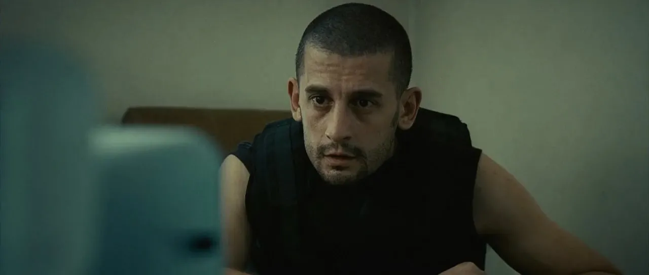 District B13 (2004) Hindi Dual Audio 480p BluRay 300MB Screenshot