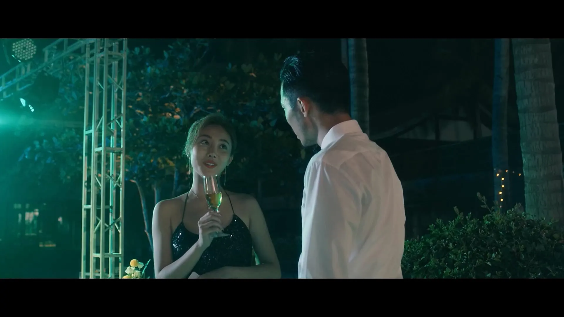 Escape of Shark (2021) Hindi Dual Audio HDRip 720p – 480p Screenshot