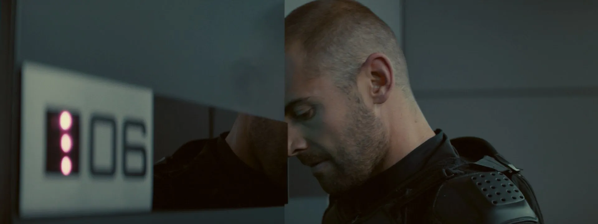 Infini (2015) Hindi Dual Audio 720p HDRip [750MB] Screenshot