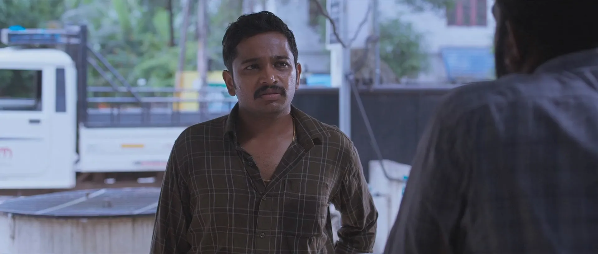 Jaya Jaya Jaya Jaya Hey 2022 (Hindi – Malayalam) Dual Audio UnCut HDRip 720p – 480p Screenshot