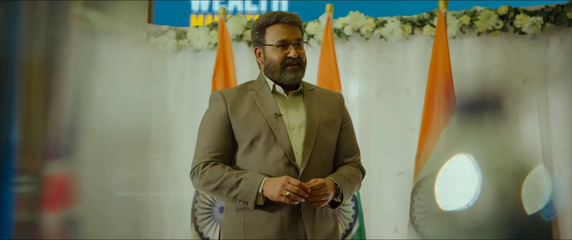 Kaappaan 2019 (Hindi -Tamil) Dual Audio 720p UnCut HDRip [1.3GB] Screenshot
