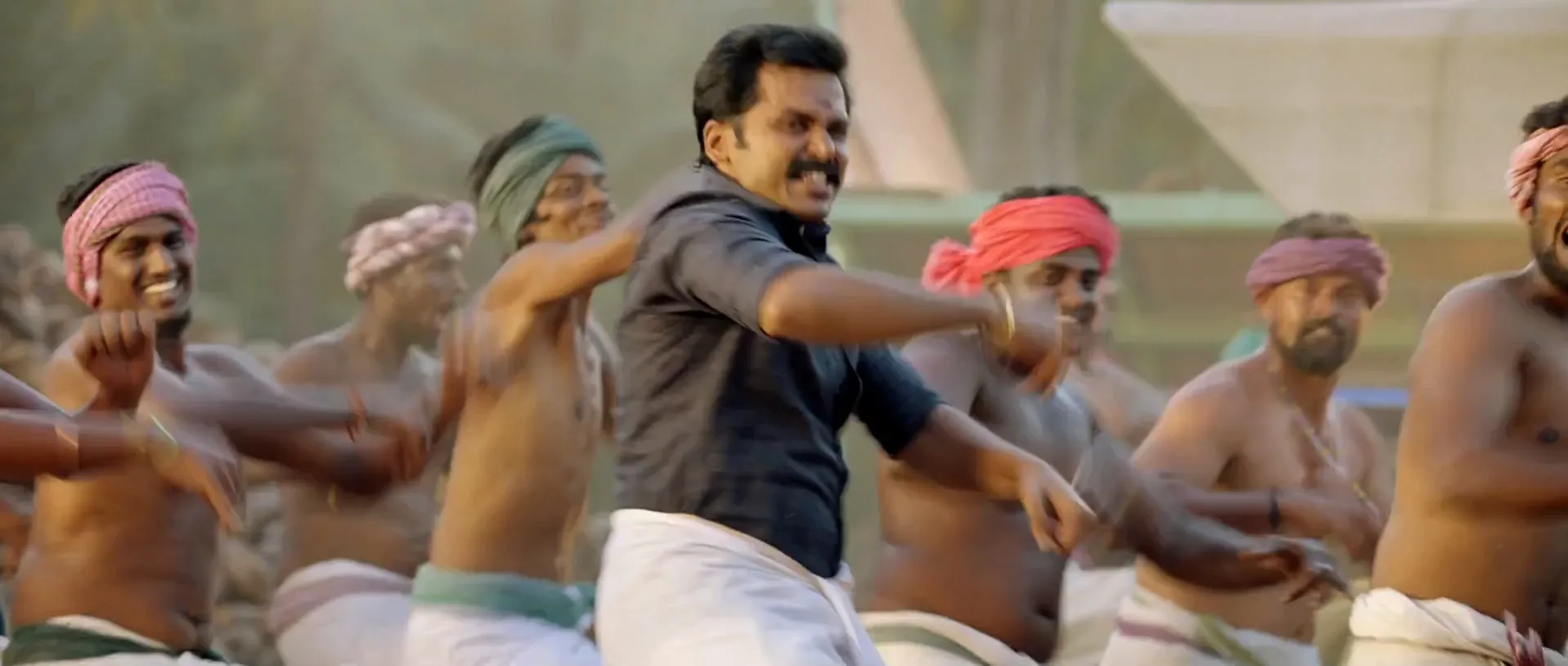 Kadaikutty Singam (2018) (Hindi -Tamil) Dual Audio 720p UnCut HDRip [1.4GB] Screenshot