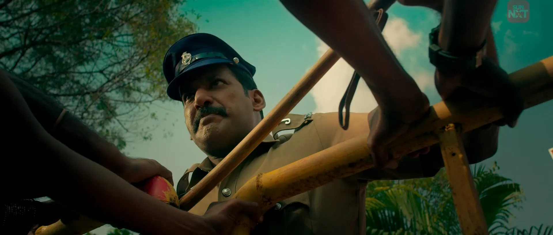 Laththi (2022) Hindi (ORG) HDRip 720p – 480p Screenshot