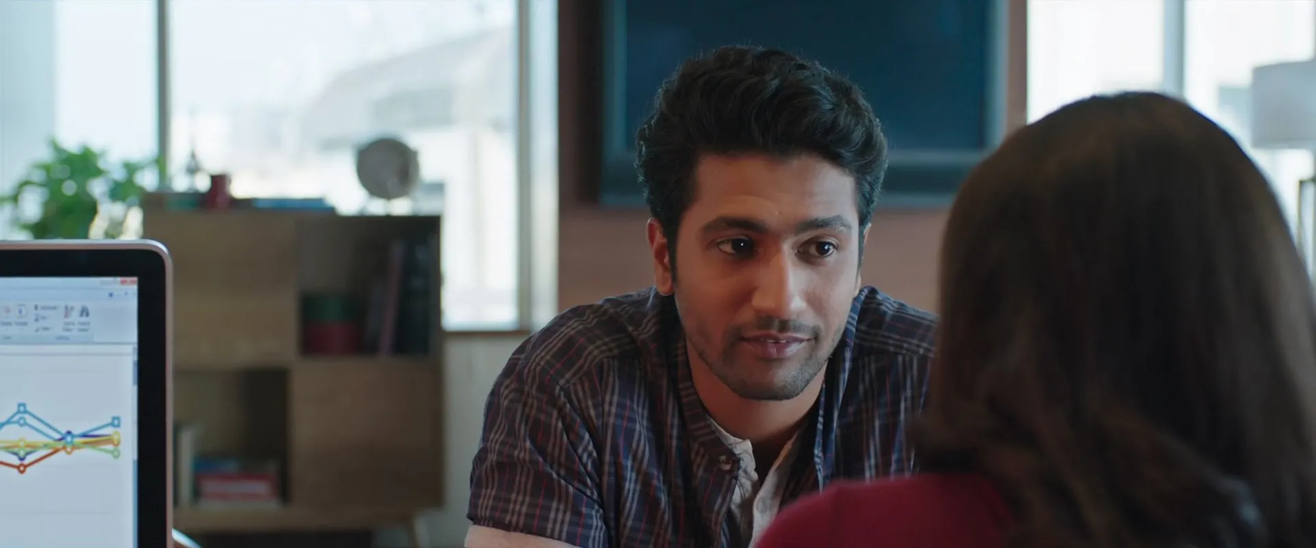Love Per Square Foot 2018 Movie 720p Web-DL x264 [1.3GB] Screenshot