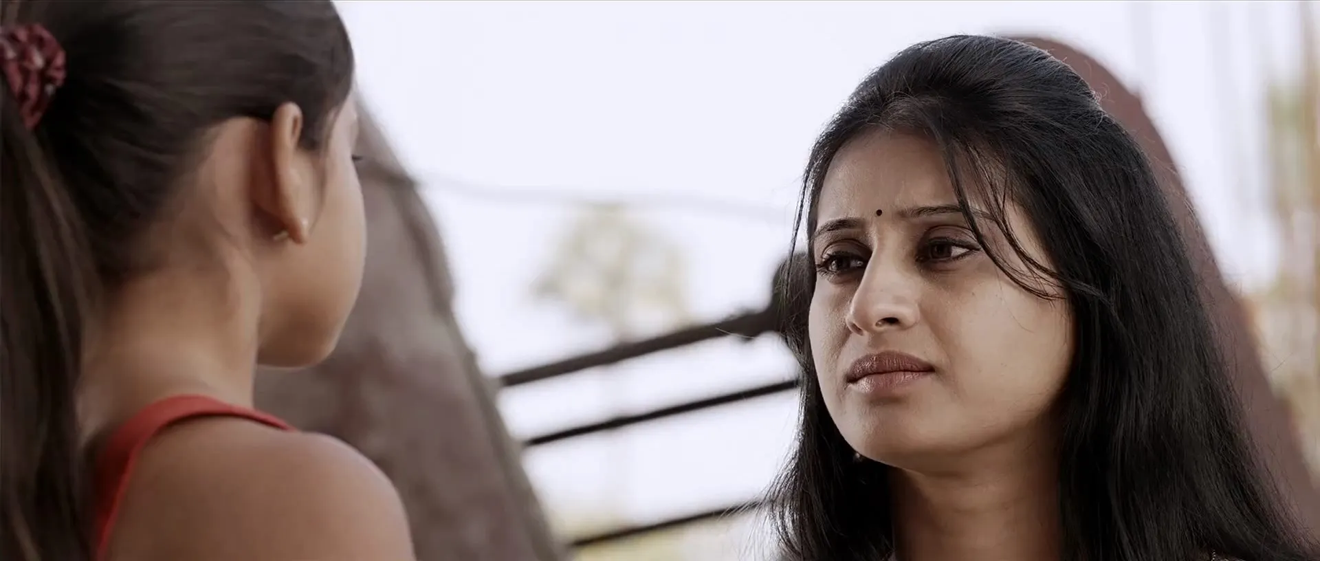 Maaya (2014) (Hindi -Telugu) Dual Audio 720p UnCut HDRip [1.2GB] Screenshot