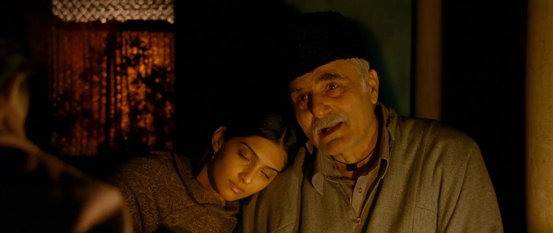 Mausam (2011) Hindi Movie BluRay 720p Hevc [700MB] Screenshot