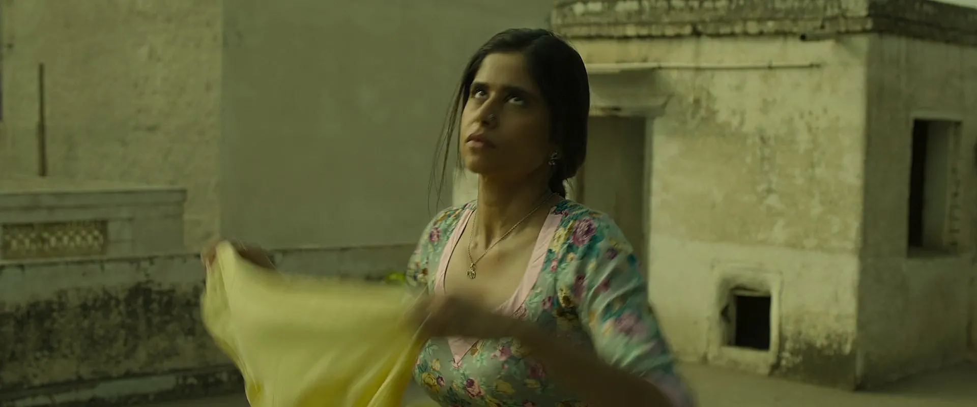 Mimi (2021) Hindi Movie 480p HDRip – [400MB] Screenshot