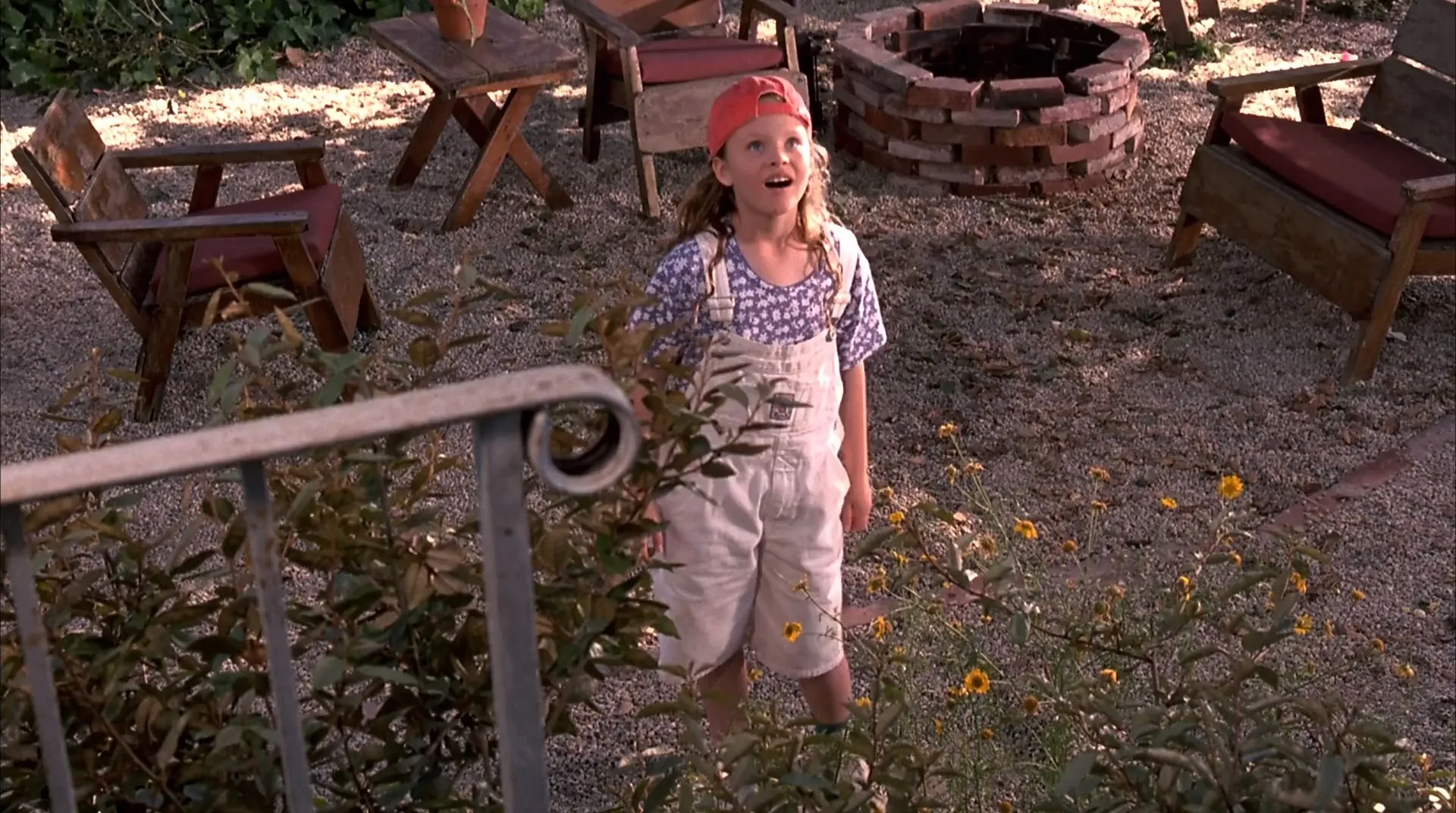 Monkey Trouble (1994) BRRip HEVC 110MB Dual Audio[Hindi] Screenshot