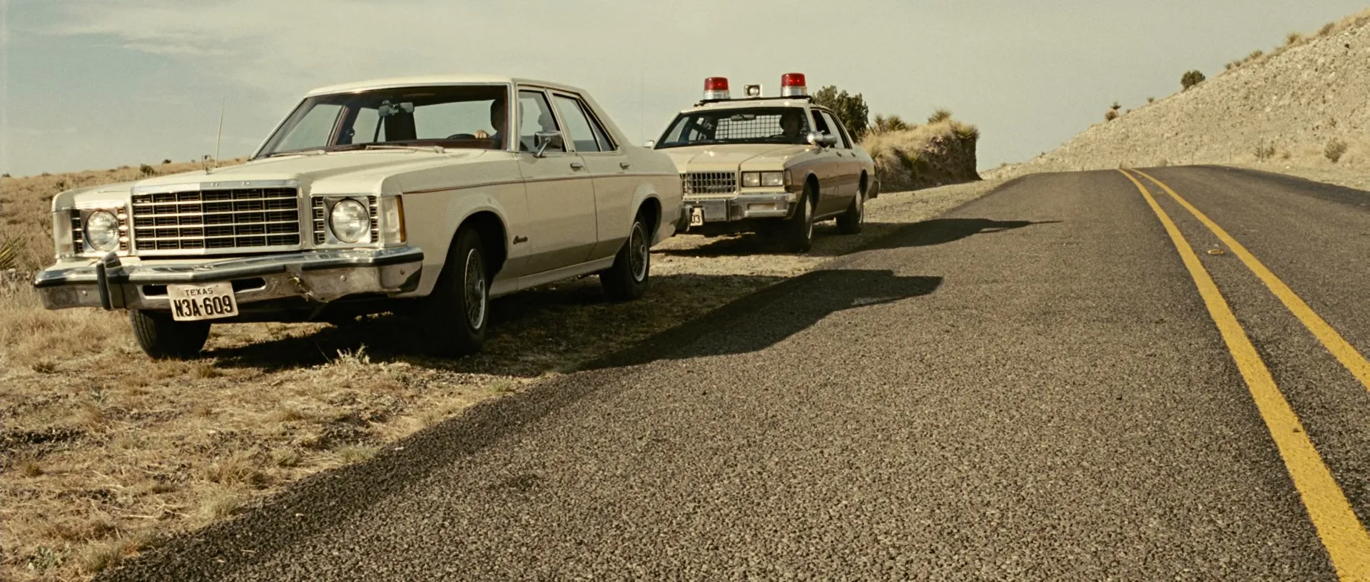 No Country for Old Men (2007) Hindi Dual Audio 720p BluRay [850MB] ESubs Screenshot