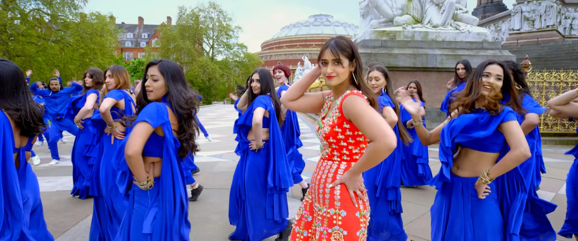 Pagalpanti (2019) Hindi Movie 480p HDRip - [400MB] Screenshot