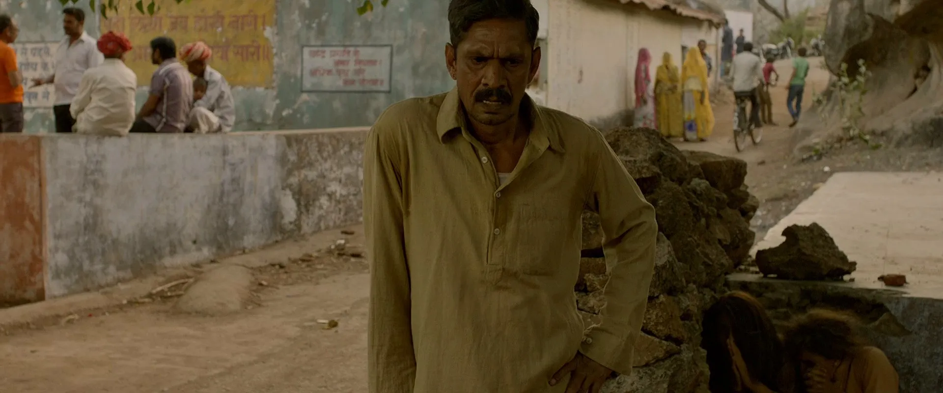 Pataakha (2018) Hindi Movie 720p HDRip x264 [1.4GB] Screenshot