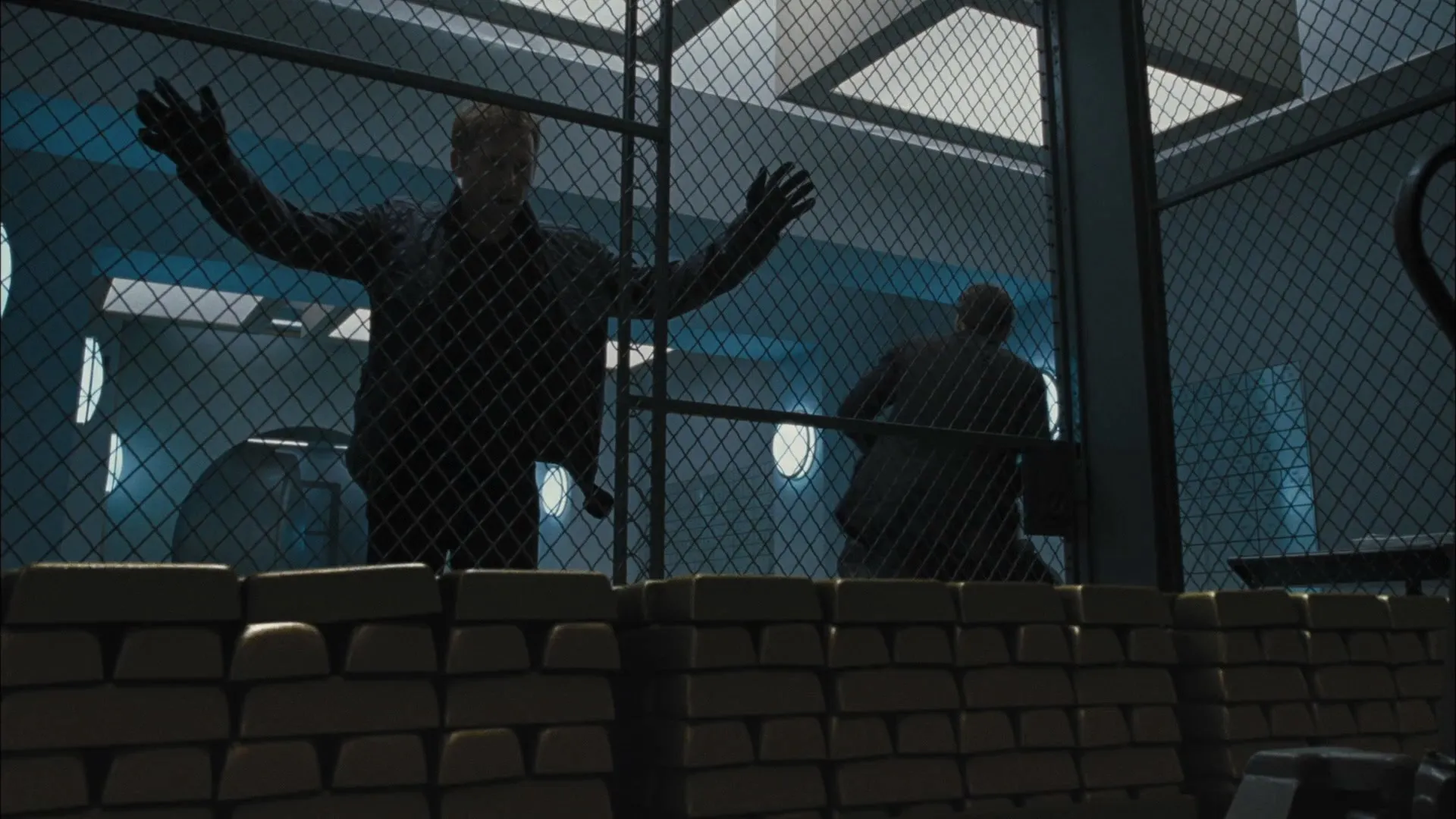 Stolen (2012) Hindi Dual Audio 720p BluRay [800MB] ESubs Screenshot