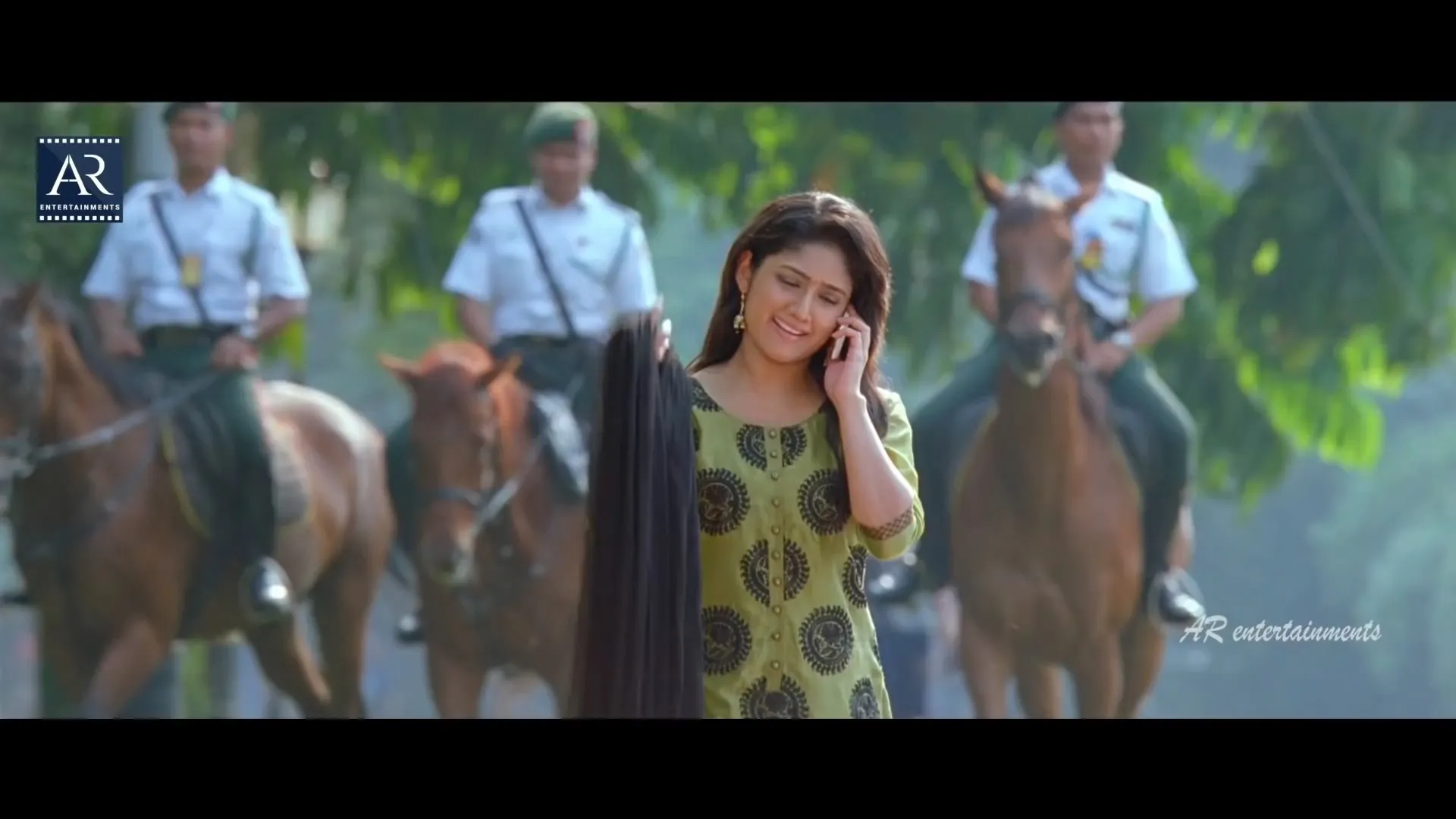 Teja Bhai and Family (2011) (Hindi - Tamil) Dual Audio 480p UnCut HDRip 430MB Screenshot
