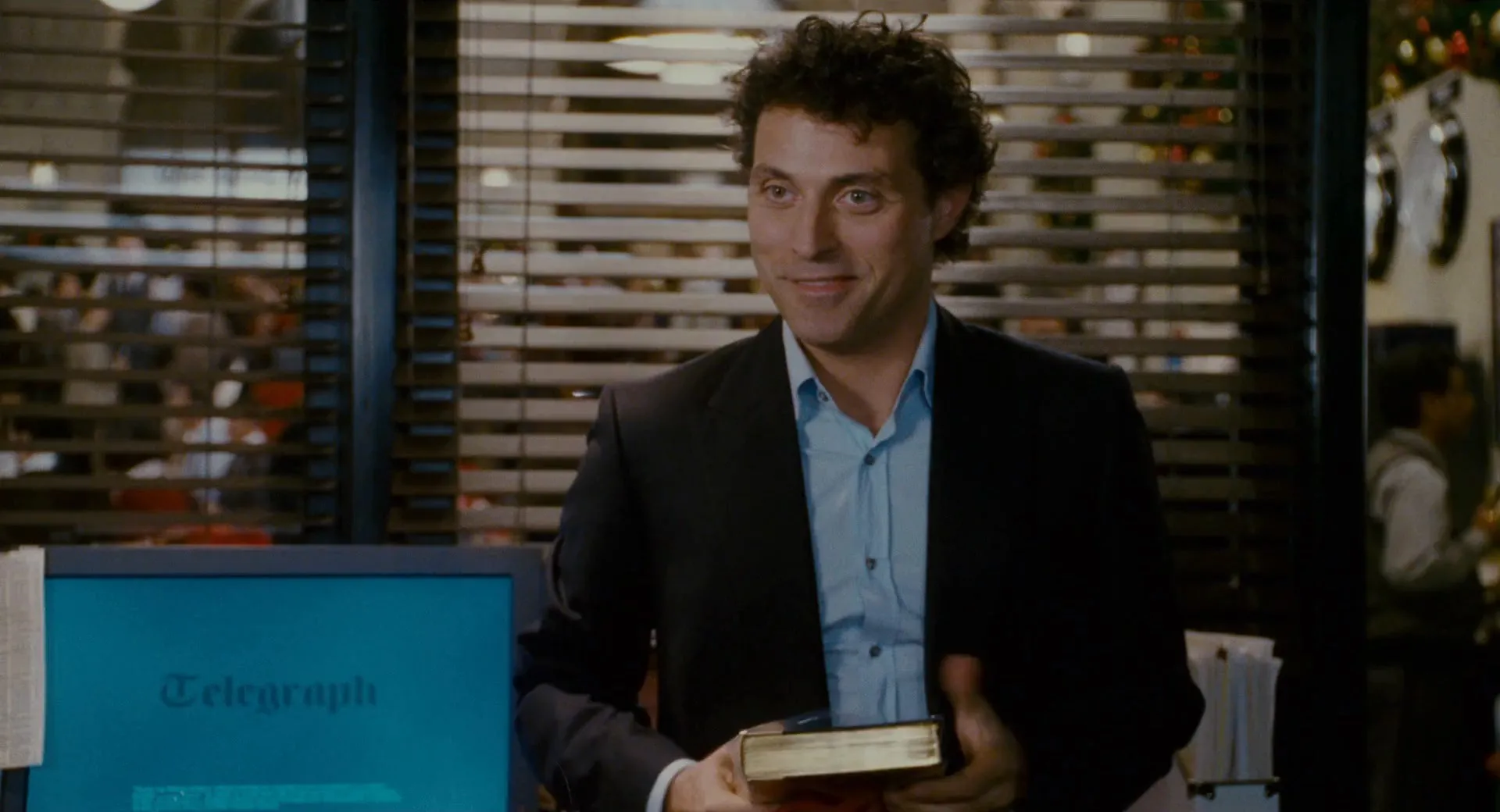 The Holiday 2006 Dual Audio Hindi Full Movie 720p BluRay - 1.4GB Screenshot