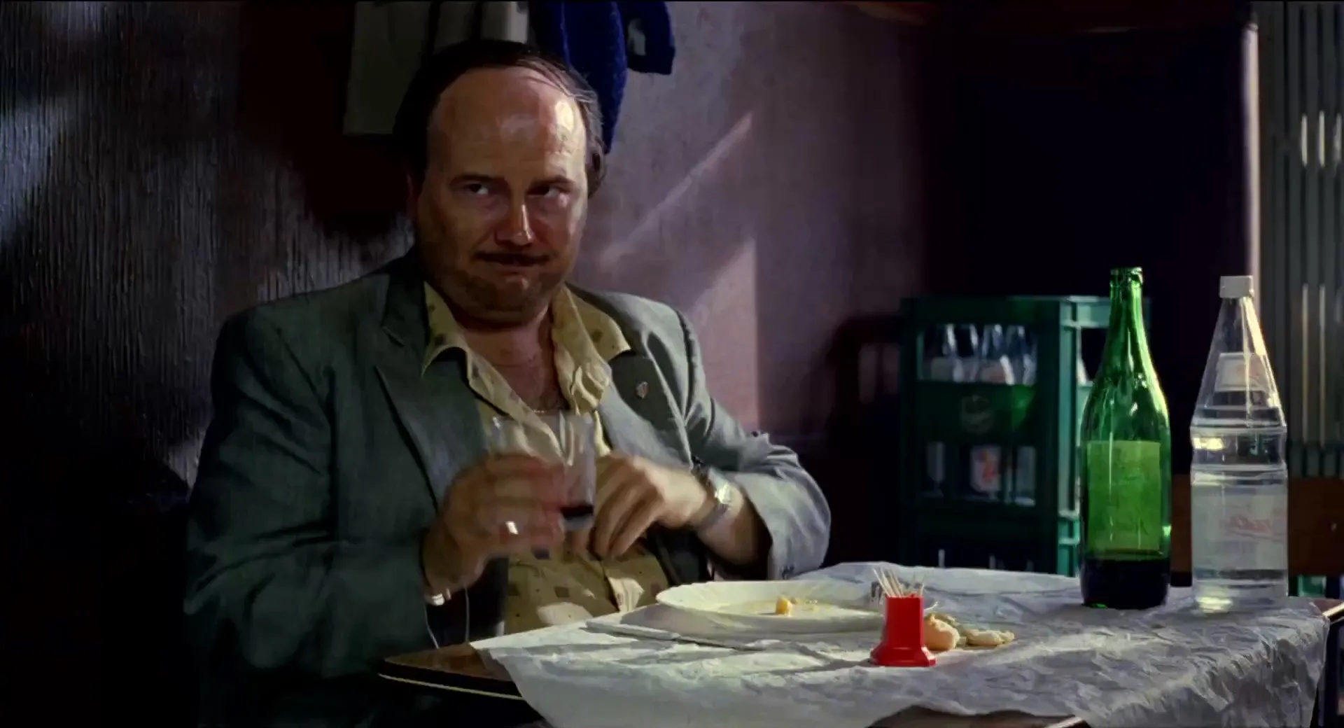 Torrente, the Stupid Arm of the Law (1998) Hindi Dual Audio HDRip 720p – 480p Screenshot