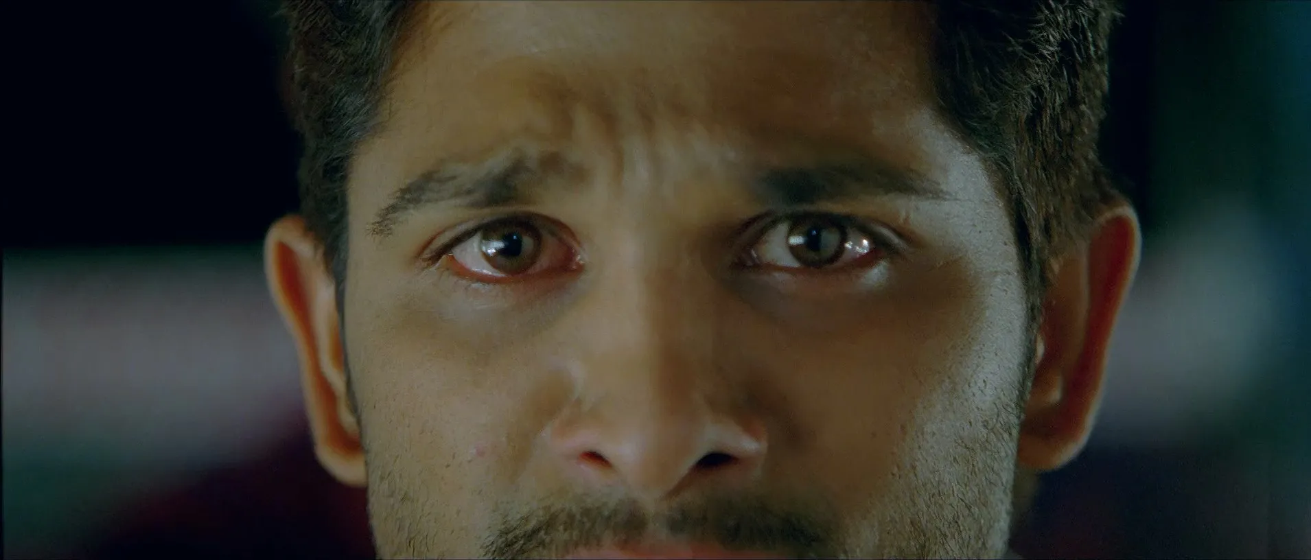 Yevadu (2014) (Hindi – Telugu) Dual Audio 480p UnCut HDRip 550MB Screenshot